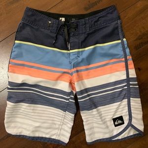 Boys quiksilver board shorts